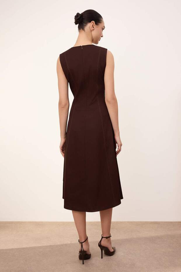 Wardrobe Essential Kahverengi Düz Kontrast Dikiş Detaylı Midi Dokuma Elbise TWOSS26EL00130 - 4