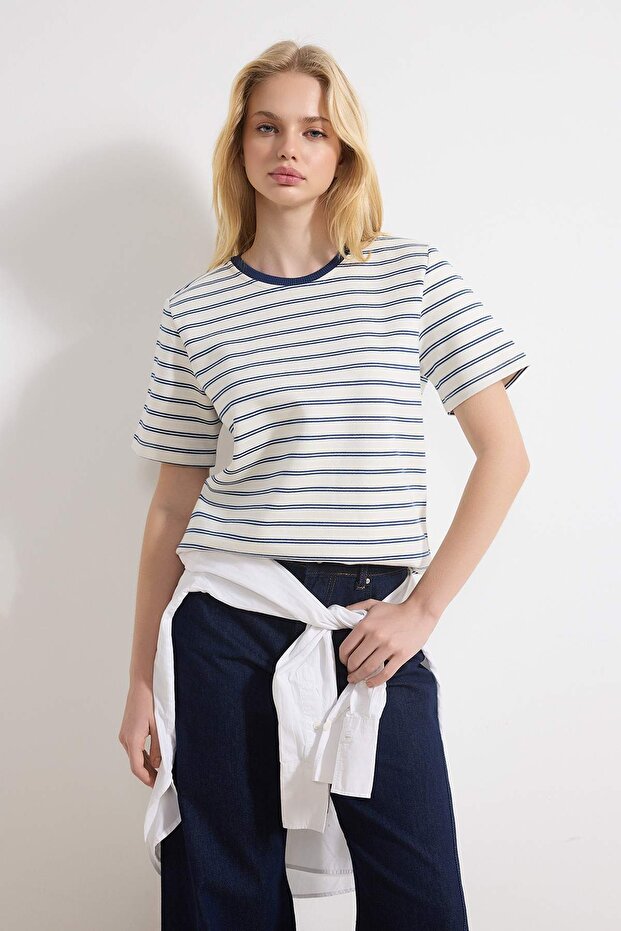 Lacivert Çizgili Regular/Normal Kalıp Kısa Kollu Tok İnterlok Örme T-Shirt TWOSS26TS00067 - 4