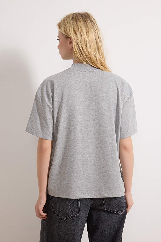Gri Melanj %100 Kalın Pamuklu Dik Yaka Truvakar Kol Örme T-Shirt TWOSS24TS00074 - 4