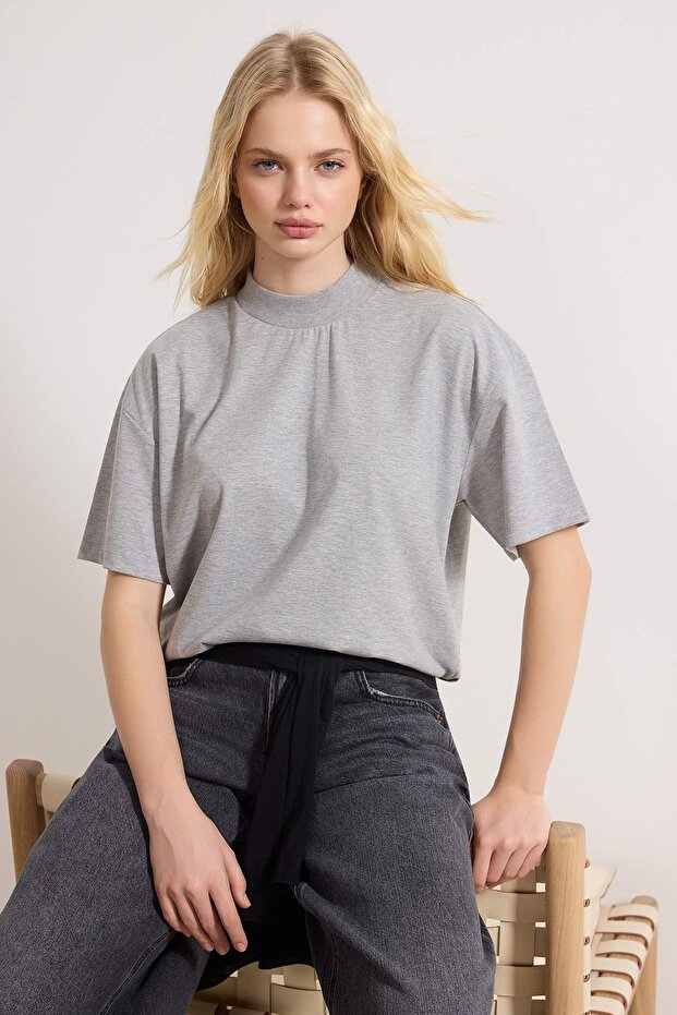 Trendyolmilla  Gri Melanj %100 Kalın Pamuklu Dik Yaka Truvakar Kol Örme T-Shirt TWOSS24TS00074 - Görsel 3