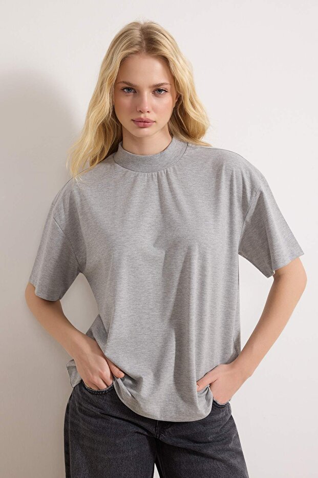 Trendyolmilla  Gri Melanj %100 Kalın Pamuklu Dik Yaka Truvakar Kol Örme T-Shirt TWOSS24TS00074 - Görsel 2