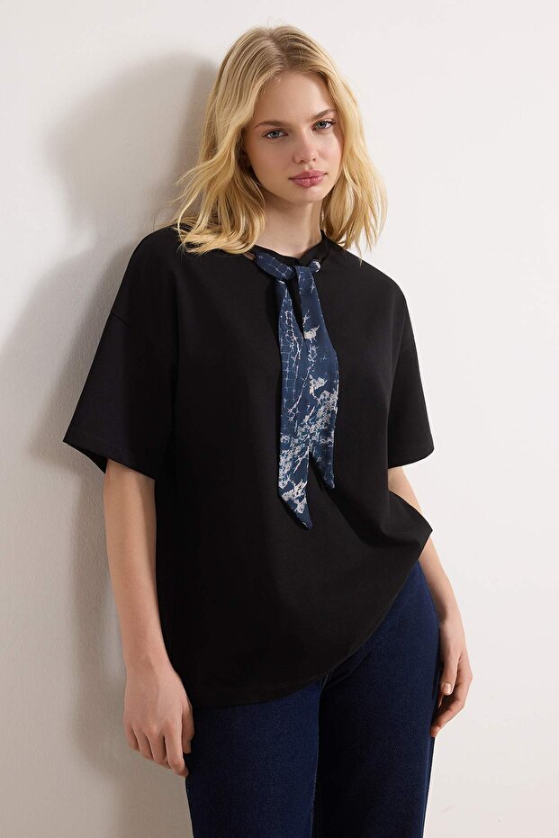 Siyah Oversize/Geniş Kalıp Fular Detaylı Uzun 30/2 Penye Süprem Örme T-Shirt TWOSS26TS00057 - 5