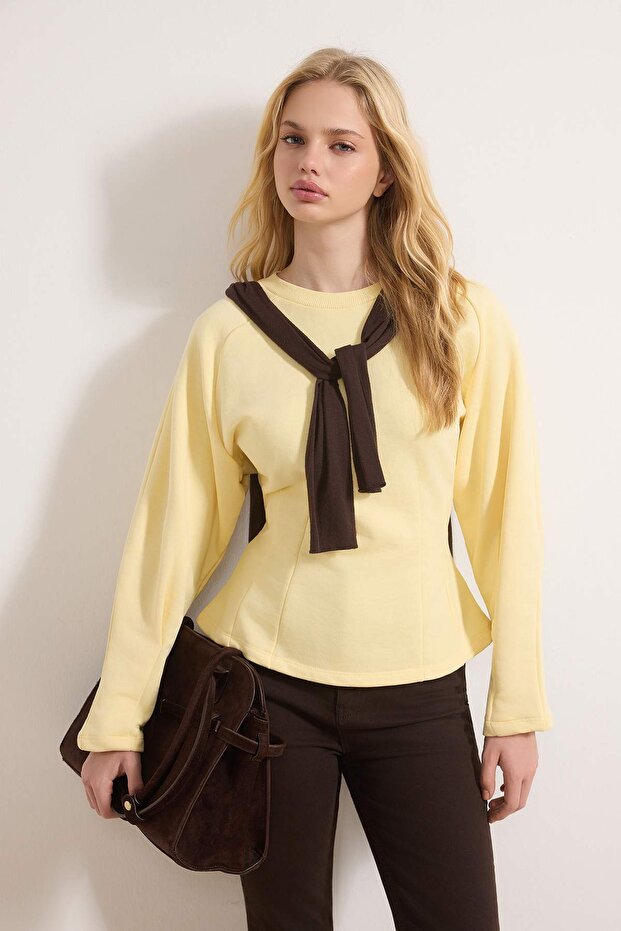 Açık Sarı Kalın Şardonsuz Belden Oturmalı Bisiklet Yaka Örme Sweatshirt TWOAW26SW00068 - 1