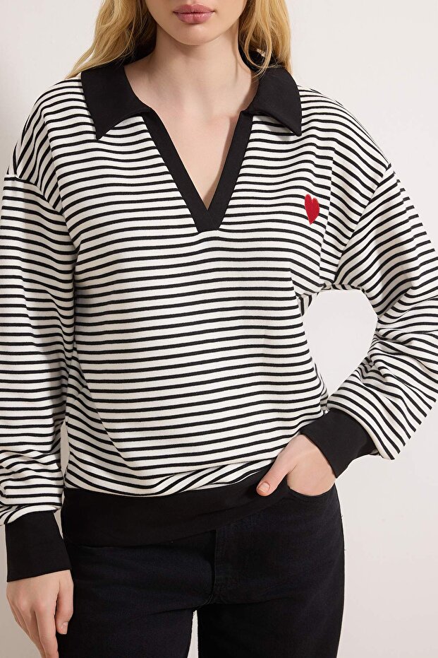 Siyah Çizgili Kalp Nakışlı Regular/Normal Kalıp Örme Sweatshirt TWOAW26SW00003 - 3