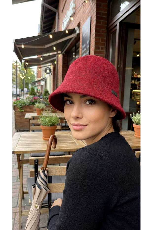 قبعة نسائية من الصوف واللباد
