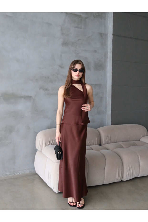 بلوزة من الساتان مع شال - 5