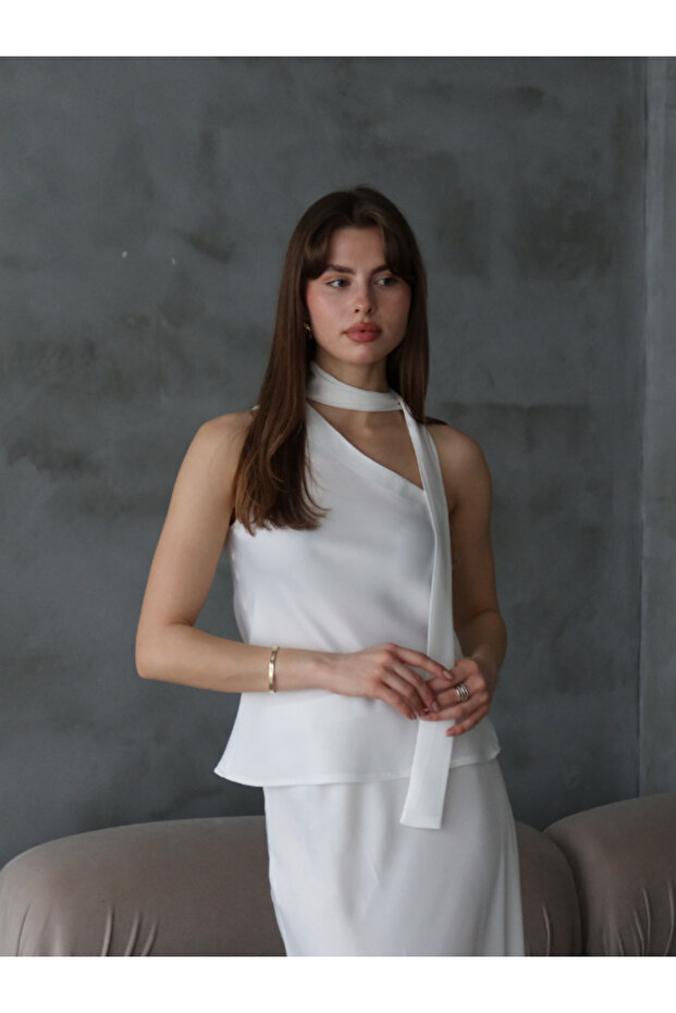 بلوزة من الساتان مع شال - 4