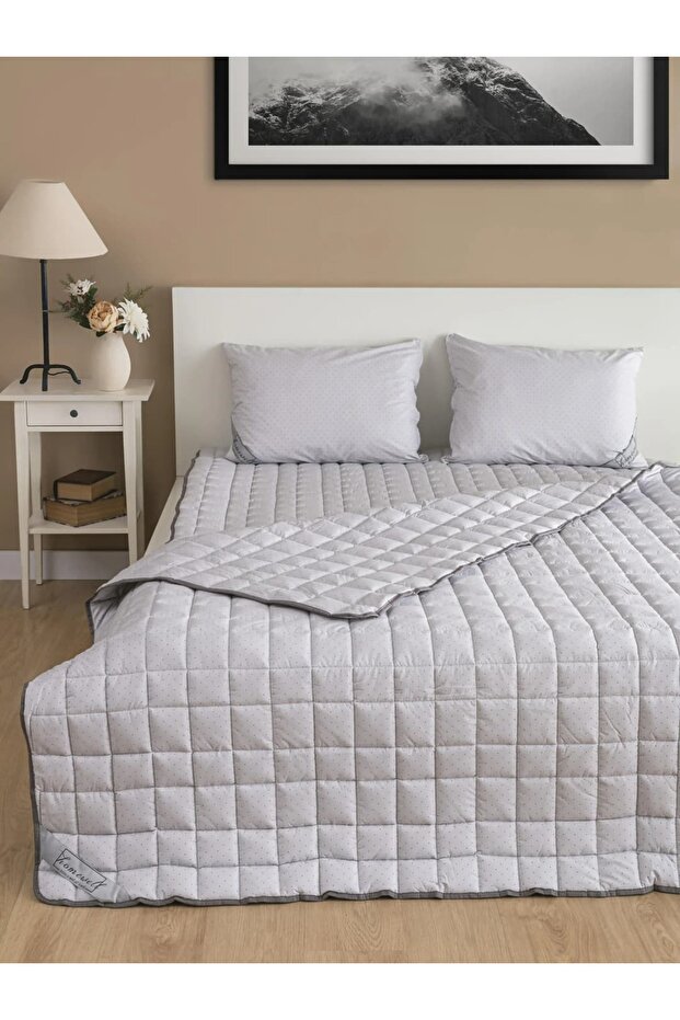100% Pure British Wool Hypoallergenic Square Quilted Polka Dot King Size Quilt