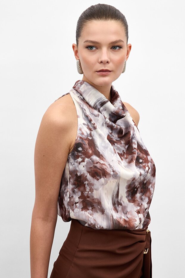 بلوزة منقوشة بياقة هالتر - بني - 6