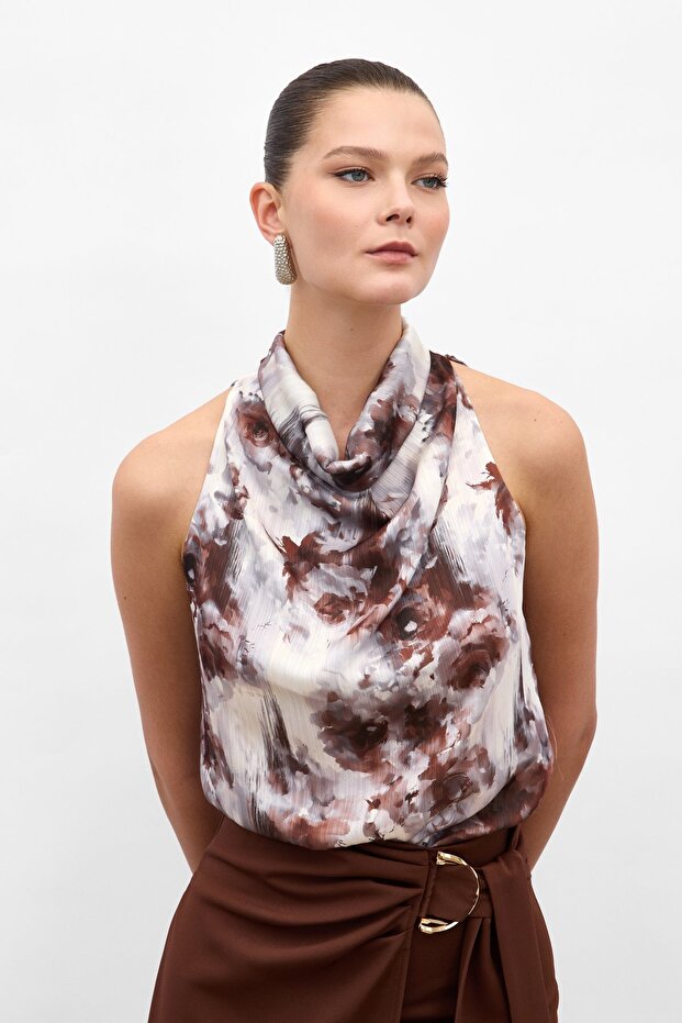 بلوزة منقوشة بياقة هالتر - بني - 2