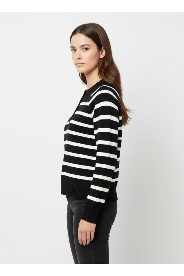 سترة صوفية مخططة بأزرار على ياقة القميص باللون الأسود - 4