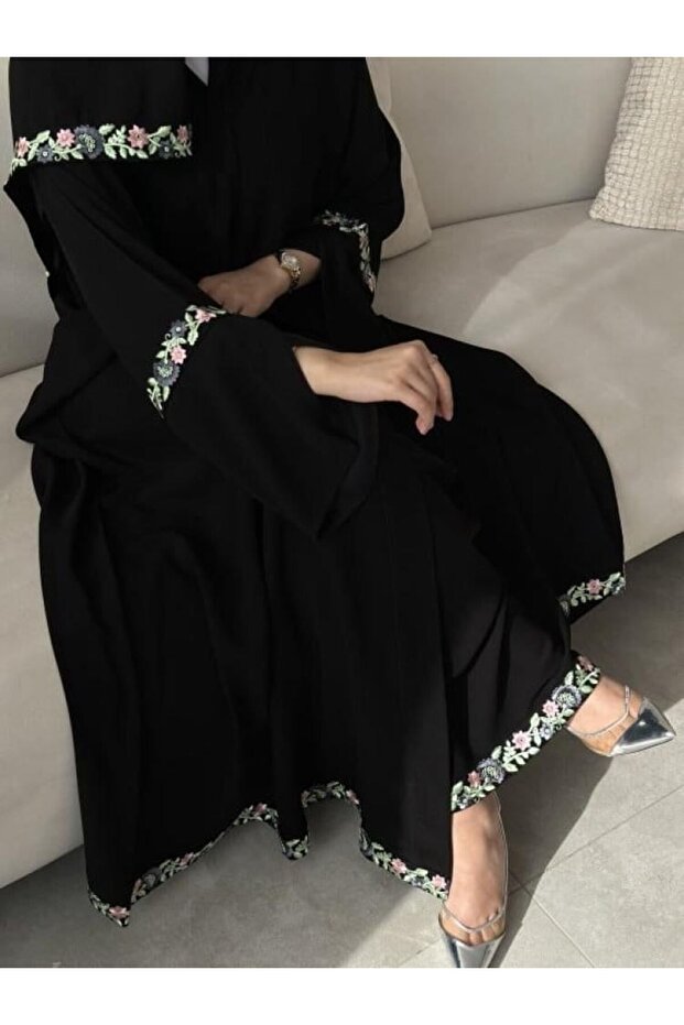 عبايه سماح اسود فاحم بكلفه ورد – كريب ملكي بطقطق مخفي مع الطرحة