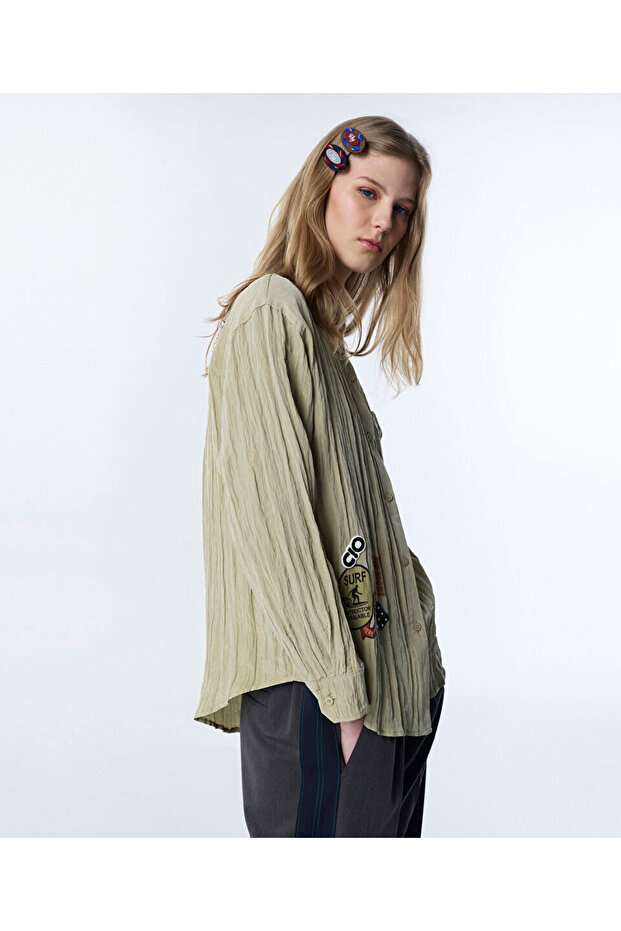 KIRIŞIK EFEKTLİ VE PATCH'Lİ GÖMLEK - 5