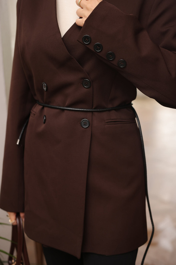 سترة بنية اللون بأزرار وحزام خصر - 3