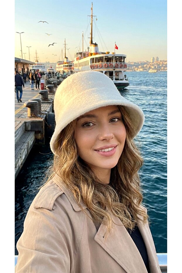 Velvet Aura Women's Felt Bucket Hat