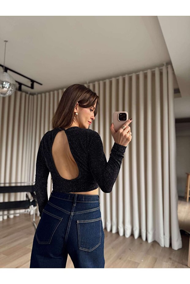 بلوزة سوداء لامعة بقصة منخفضة - 3