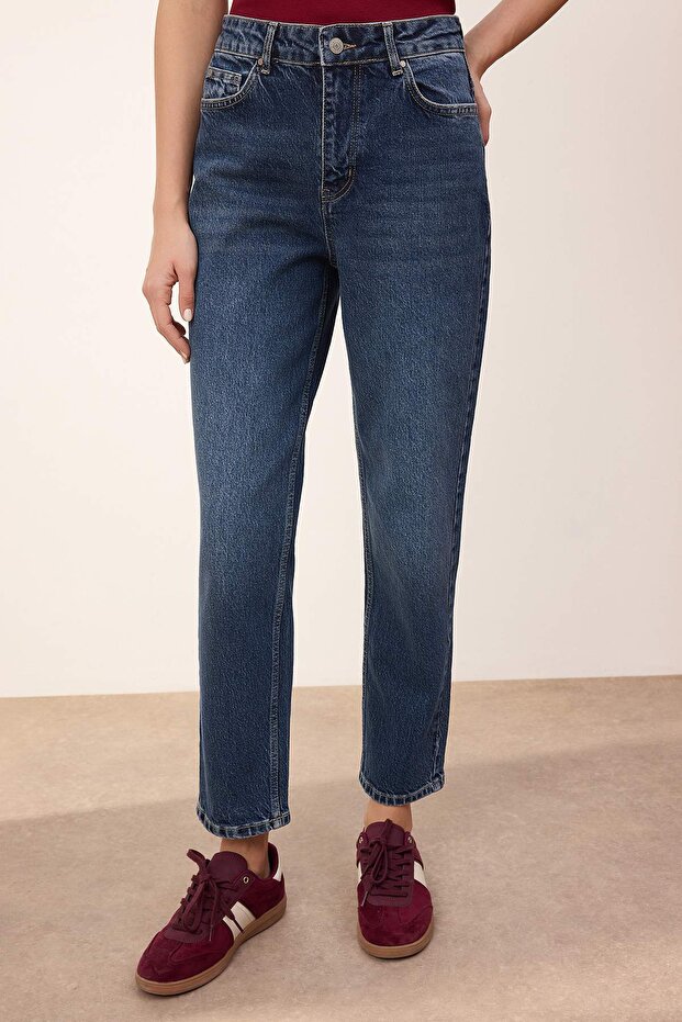 Trendyolmilla Wardrope Essentials Mavi Yüksek Bel Az Esnek Bilek Boy Mom Jeans TWOSS26JE00109 - 1