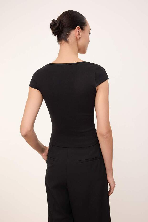 Wardrobe Essentials-Wardrope Essentials Siyah Fitted Kısa Kollu Crop Esnek Örme Bluz TWOSS26BZ00155 - 5