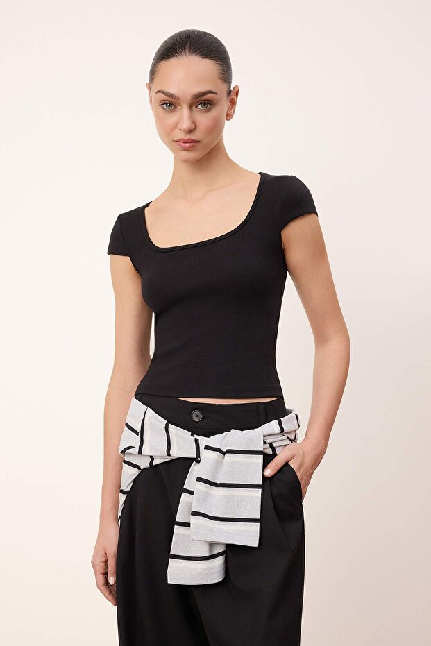 Wardrobe Essentials-Wardrope Essentials Siyah Fitted Kısa Kollu Crop Esnek Örme Bluz TWOSS26BZ00155 - 2