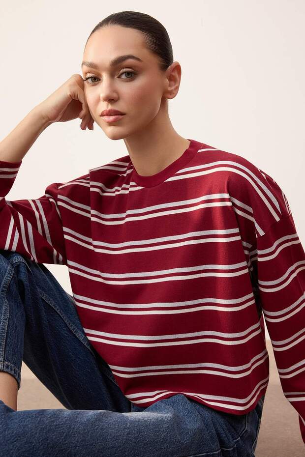 Wardrobe Essentials-Bordo Çizgili Relaxed/Rahat Kalıp Örme T-Shirt TWOSS26TS00019 - 1