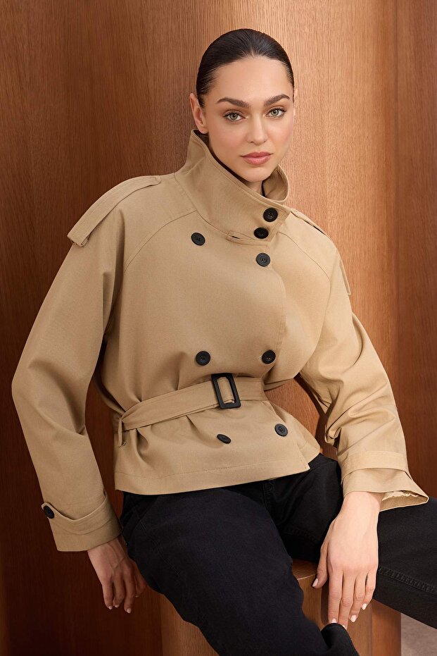 Wardrobe Essentials Bej Regular Fit Dik Yaka Kemerli Kruvaze Gabardin Kısa Trençkot TWOSS26TR00004 - 1