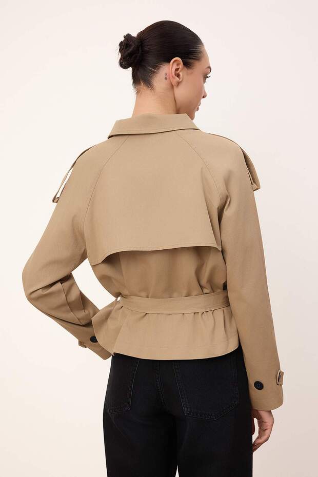 Wardrobe Essentials Bej Regular Fit Dik Yaka Kemerli Kruvaze Gabardin Kısa Trençkot TWOSS26TR00004 - 5