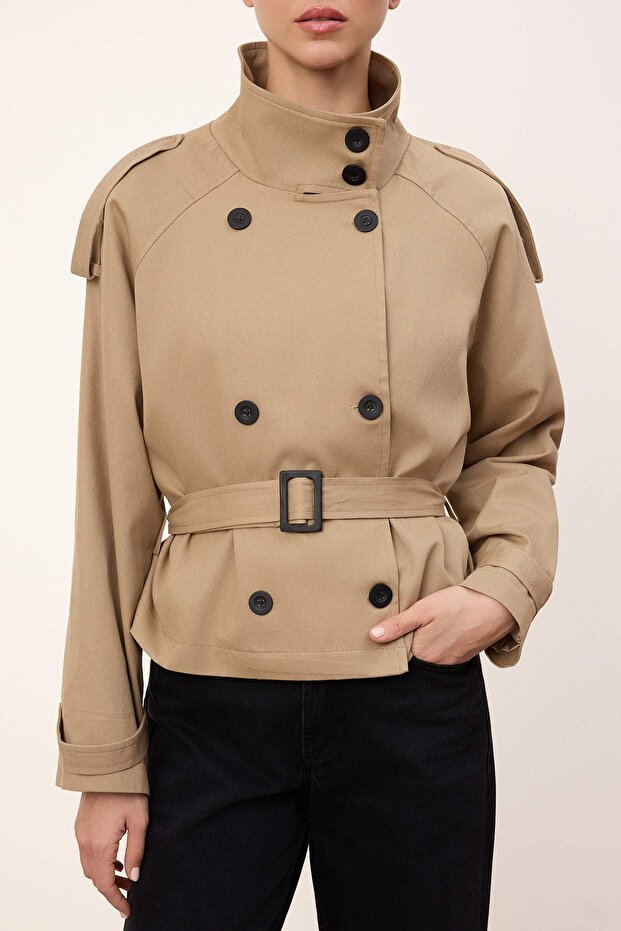 Wardrobe Essentials Bej Regular Fit Dik Yaka Kemerli Kruvaze Gabardin Kısa Trençkot TWOSS26TR00004 - 4