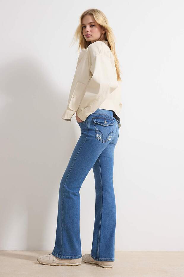 Mavi Düşük Bel Cepleri Nakış Detaylı Orta Esnek Flare İspanyol Paça Jeans TWOSS26JE00056