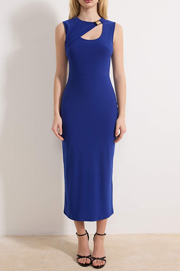 Saks Düz Bodycon Bisiklet Yaka Kolsuz Aksesuar Detaylı Midi Esnek Astarlı Örme Elbise TWOSS26EL00153 - 3