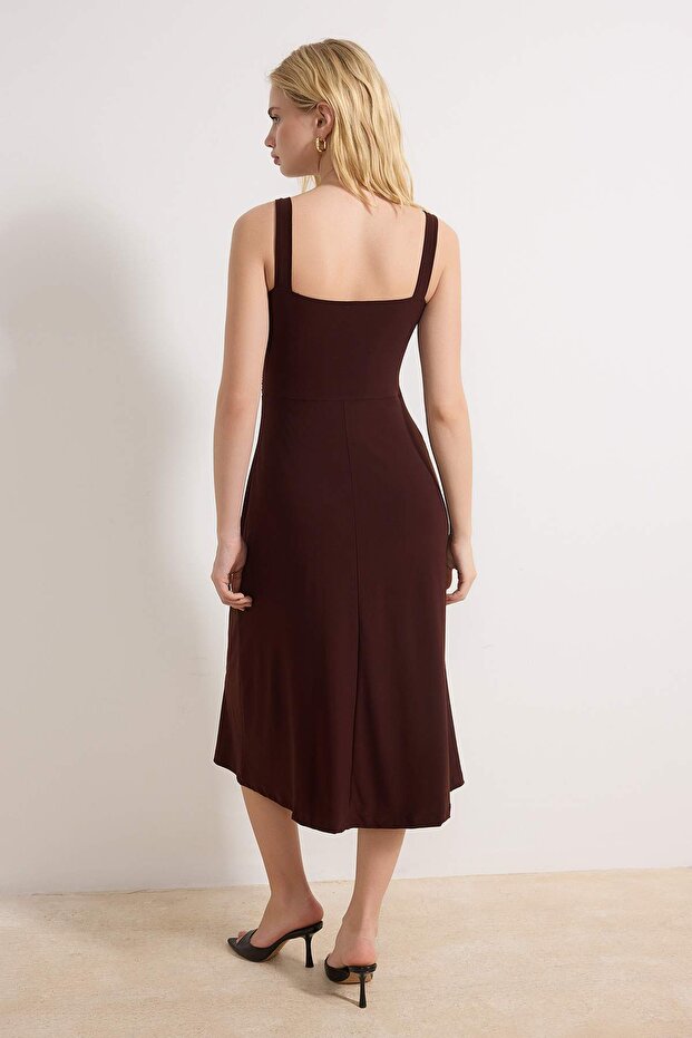 Kahverengi Bodycon Kalp Yaka Kalın Askılı Kolsuz Aksesuar Detaylı Esnek Örme Elbise TWOSS26EL00151 - 4
