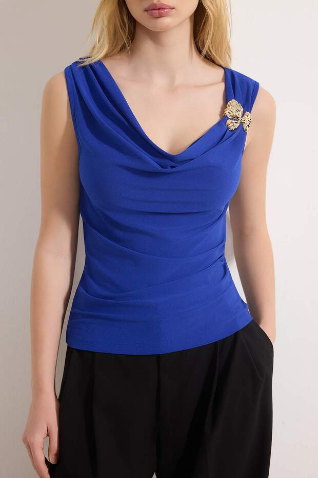 Saks Fitted/Vücuda Oturan Degaje Yaka Kolsuz Aksesuar Detaylı Esnek Örme Bluz TWOSS26BZ00265 - 3