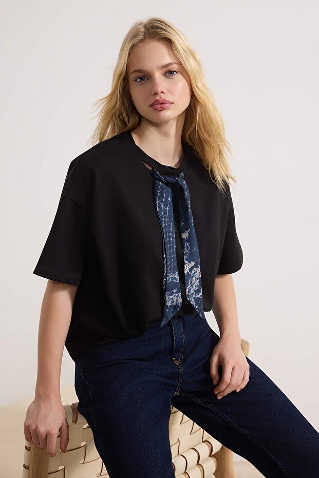 Siyah Oversize/Geniş Kalıp Fular Detaylı Uzun 30/2 Penye Süprem Örme T-Shirt TWOSS26TS00057 - 6