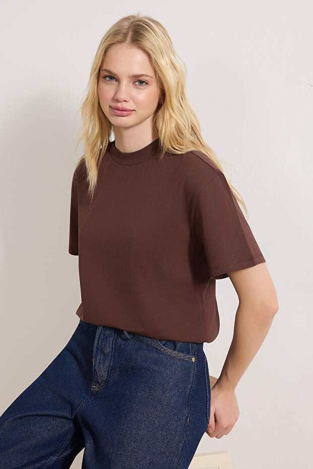 Trendyolmilla  Koyu Kahverengi %100 Pamuk Basic Regular/Normal Kalıp Dik Yaka Örme T-Shirt TWOAW20TS0096 - Görsel 3