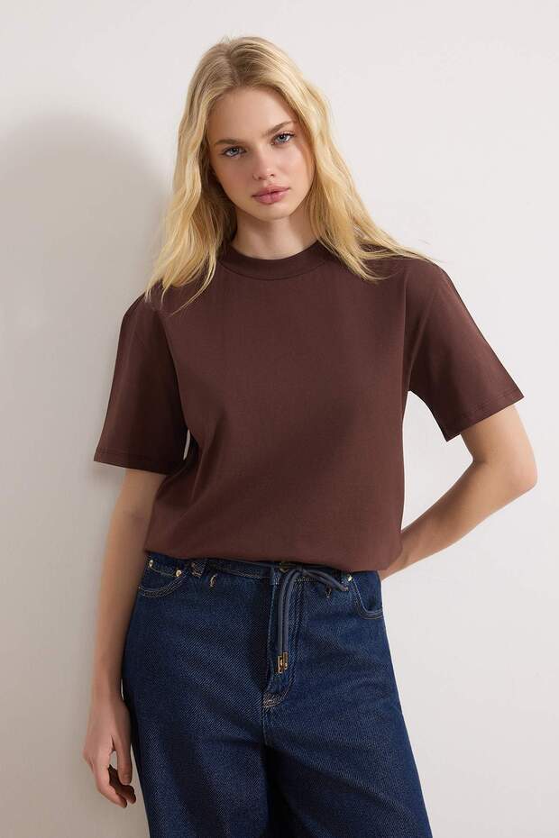 Trendyolmilla  Koyu Kahverengi %100 Pamuk Basic Regular/Normal Kalıp Dik Yaka Örme T-Shirt TWOAW20TS0096 - Görsel 2