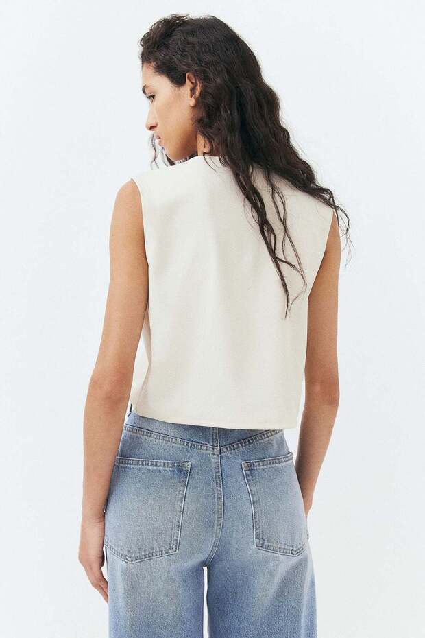 Button-decorated top - 8