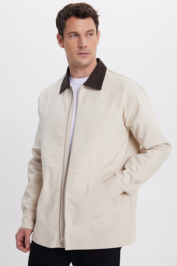 Men's Relax Fit Comfortable Cut Gabardine Straight Zippered Kangaroo Pocket Contrast Collar Beige Shirt Jacket