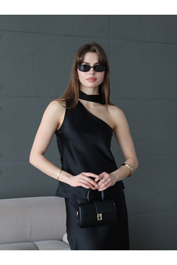 بلوزة من الساتان مع شال - 2