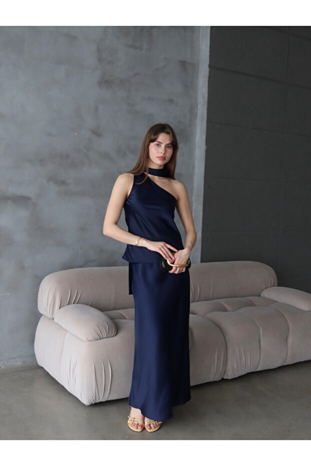 بلوزة من الساتان مع شال - 1