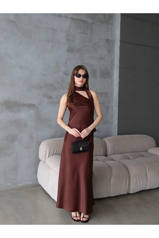 بلوزة من الساتان مع شال - 1