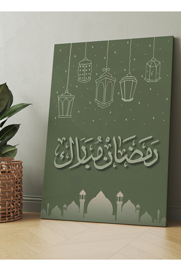 لوحة جدارية قماشية مشدودة على إطار خشبي، مزينة بنقوش رمضانية مباركة ومساجد.