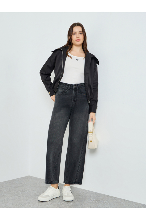 Women Black High Rise Relaxed Fit Jeans