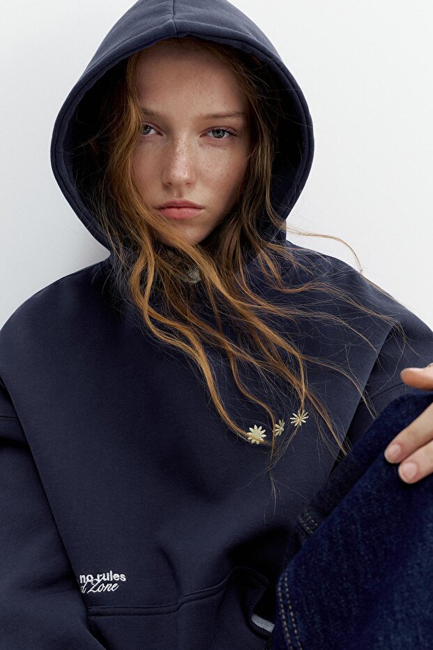 İşlemeli grafik kapüşonlu sweatshirt - 1