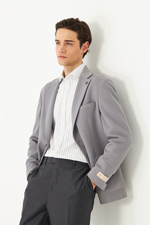 سترة بليزر باللون الرمادي الكلاسيكي - 7