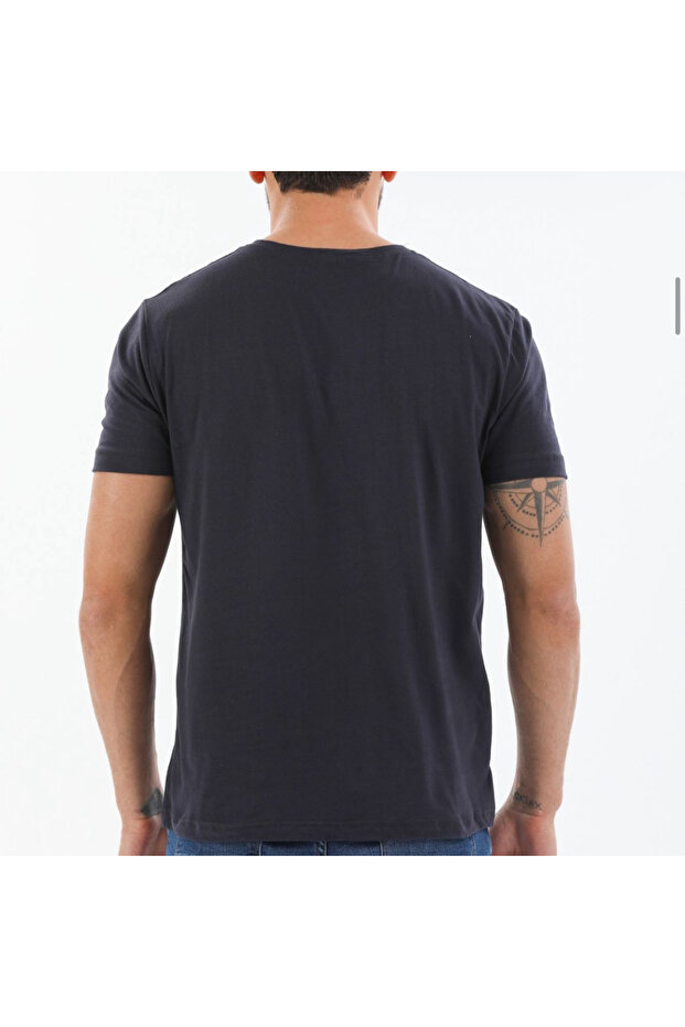 👕 تي شيرت أساسي برقبة دائرية باللون الأزرق الداكن - 8