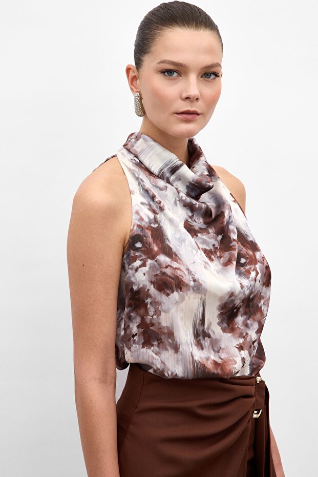بلوزة منقوشة بياقة هالتر - بني - 4
