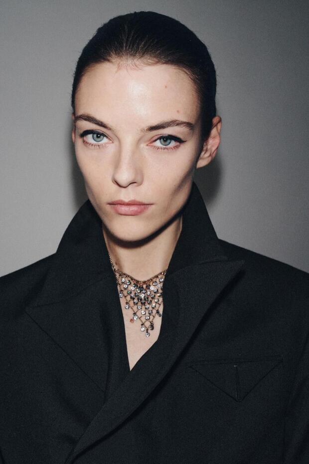 قلادة بتصميم مثلث مرصع بالأحجار - 2