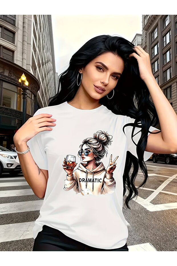 تي شيرت بتصميم جرافيكي أنيق وجريء - 1