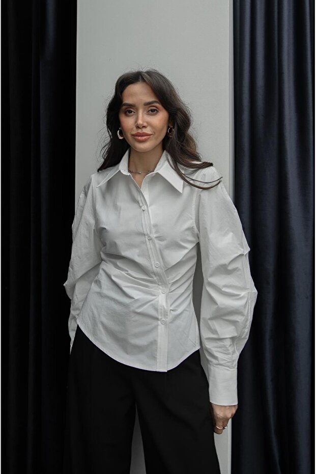 Beyaz Çapraz Düğmeli Drapeli Gömlek - 1