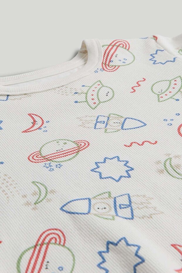 طقم بيجامات مضلعة بنمط فضائي مكون من قطعتين - 5