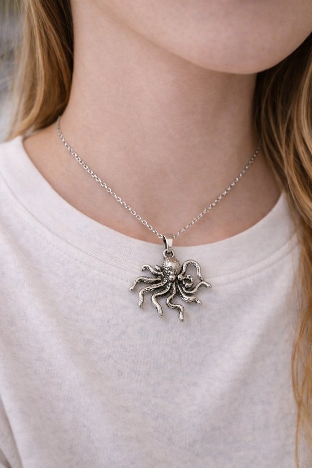 Eight-Armed Sea Figure Slim Form 60 cm Chain Metal Necklace